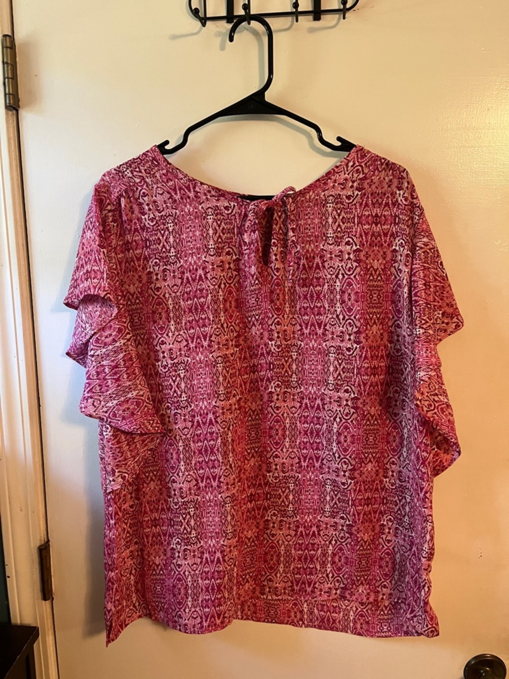LIKE NEW COUNTERPARTS (XL) Women's Pink & Red Patterned Ruffle Sleeve Top 🩷